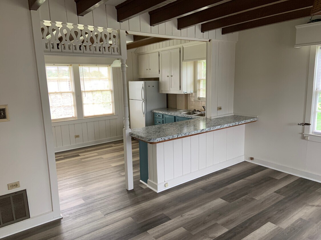 Kitchen and breakfast bar - 158 Saint Joseph St
