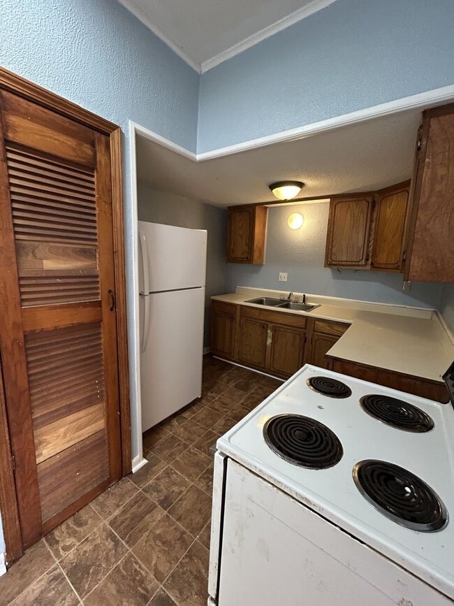 Building Photo - Very Nice 3BR/1BA Single Family Home w/Huge Back Yard!