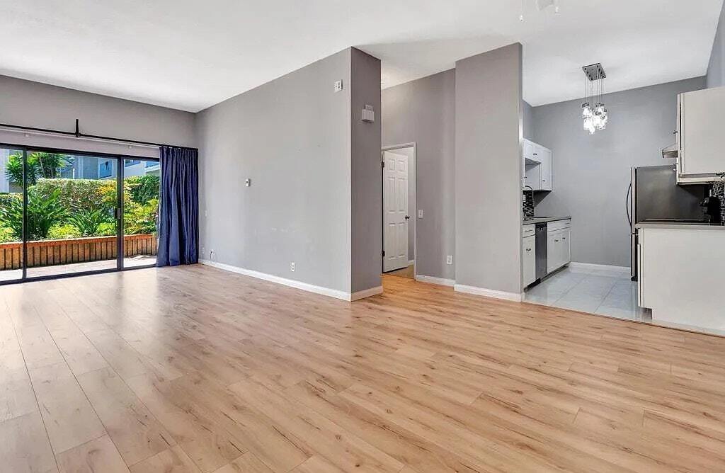 Foto principal - 8328 Regents Rd