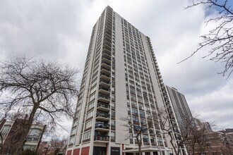 Building Photo - 1455 N Sandburg Terrace
