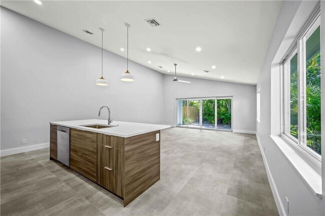 Foto del edificio - 828 NE 17th Way