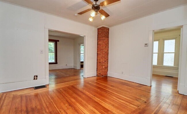 Foto del edificio - 1/2 OFF 1st MONTH'S RENT - Cozy Home w/ La...