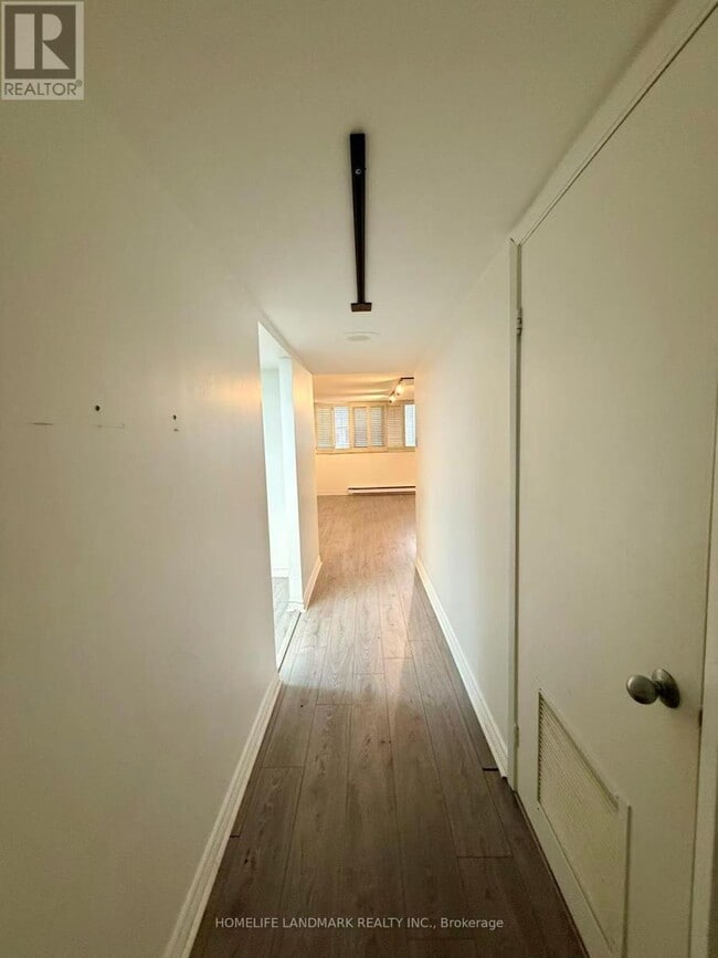 Photo du bâtiment - 360 Bloor St E