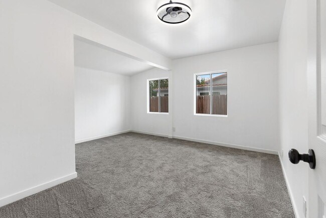 Building Photo - 611 Kimlin Dr