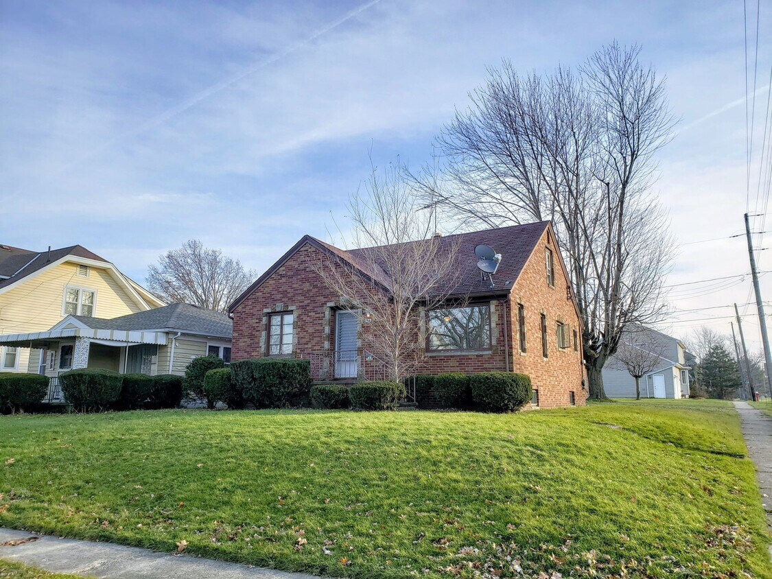 Primary Photo - Beautiful Brick Home with Hardwood Floors