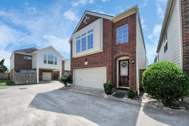 Building Photo - 1727 Aden Dr