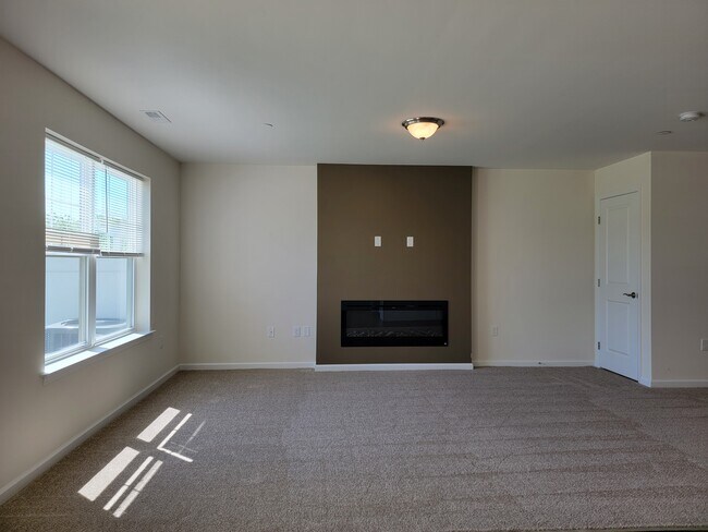 Foto del edificio - 68 Rollins Ln