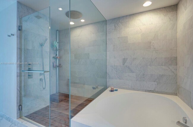 Foto del edificio - 10203 Collins Ave