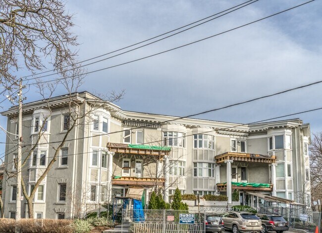 Building Photo - Renovated 2 Bedroom Unit!