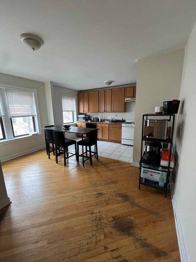 Foto del edificio - 3325 N Lakewood Ave