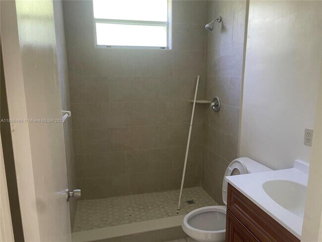Building Photo - 3 bedroom in Hallandale FL 33009
