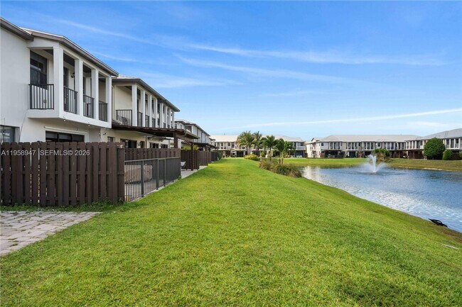 Foto del edificio - 6005 NW 104th Path