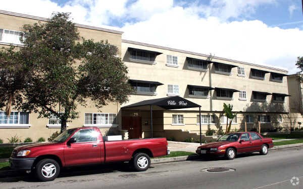 Building Photo - Villa East