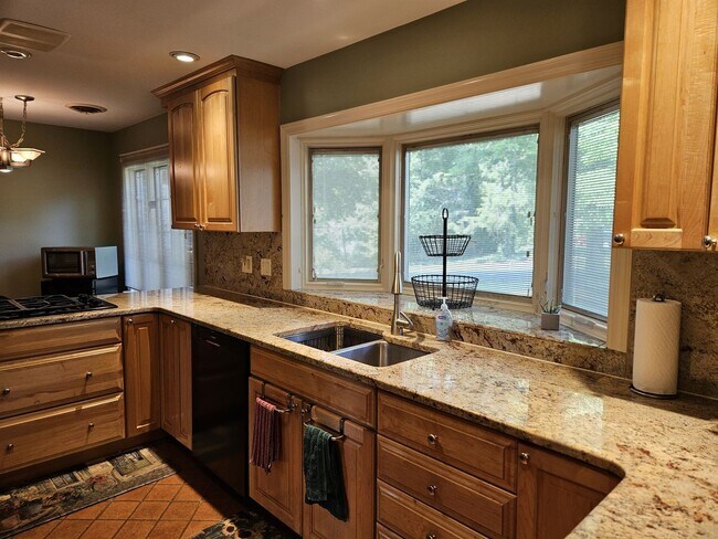 Foto del edificio - 3 Bedroom  Available June 8th  2026