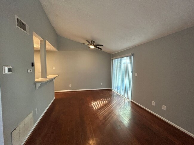 Foto del edificio - 1 BD 1 BATH CONDO TOTAL ELECTRIC!