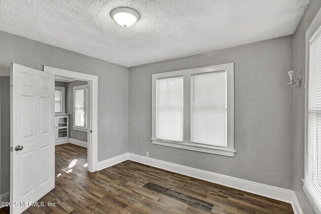 Foto del edificio - 1431 W 26th St