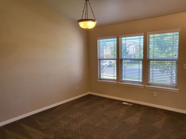 Building Photo - Large Pleasant Grove Home