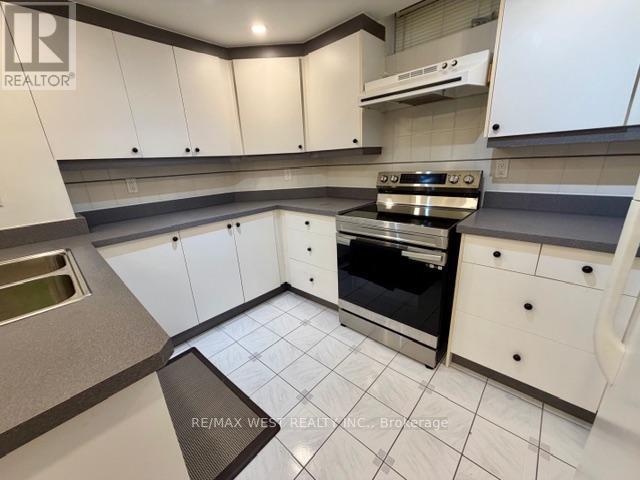 Building Photo - 4 Foxchase Dr