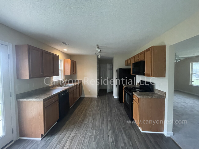 Building Photo - Beautiful 3b Room! Move in ready!