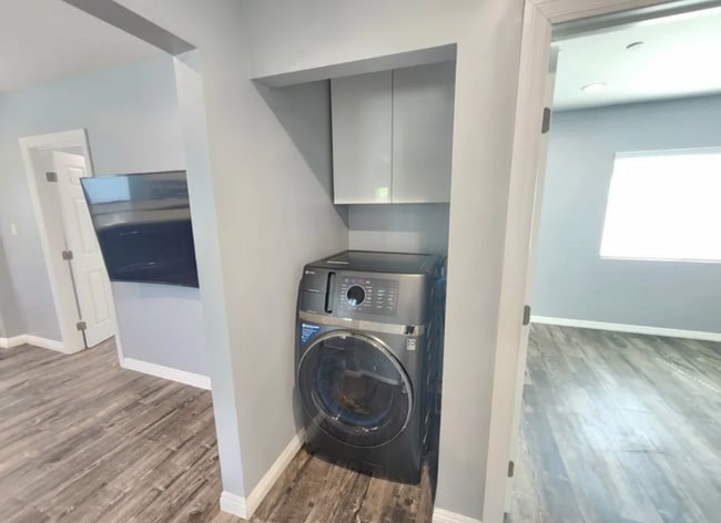 Foto del edificio - 15524 Tupper St
