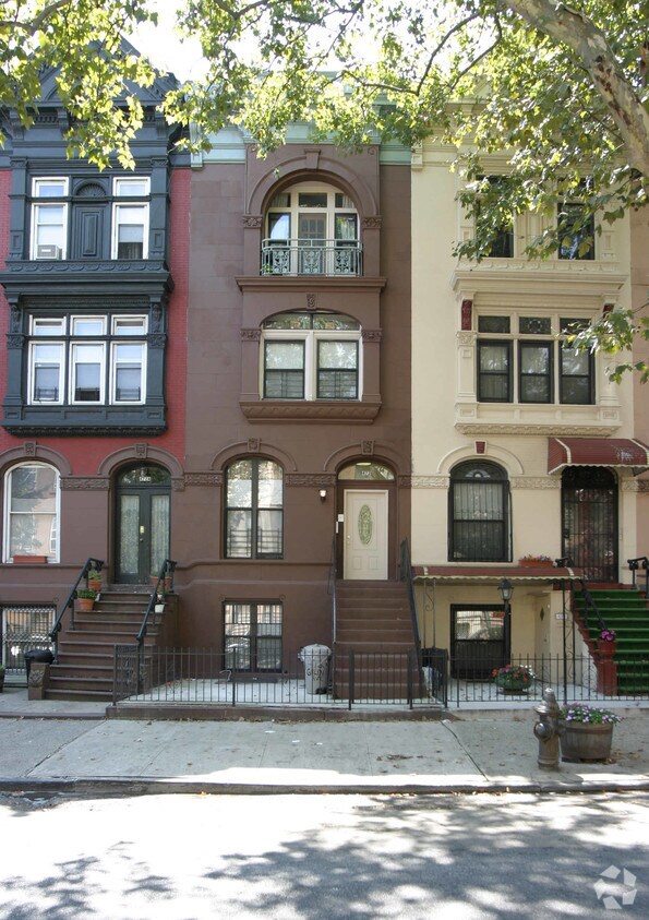 Primary Photo - 472 Greene Ave