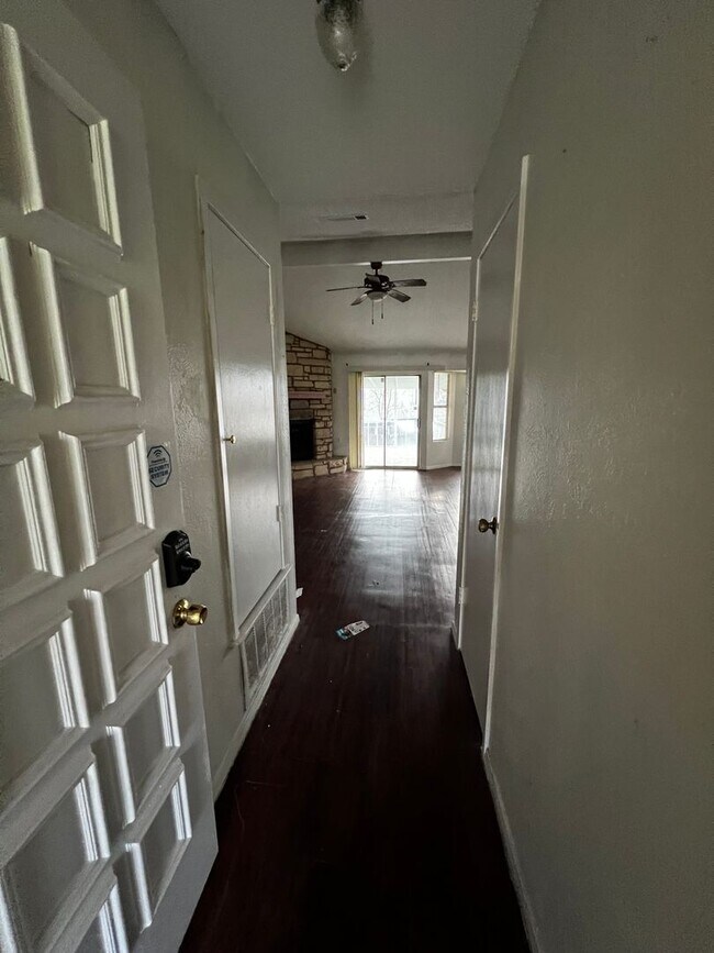 Foto del edificio - Great 3 bedroom, 2 bath available early August