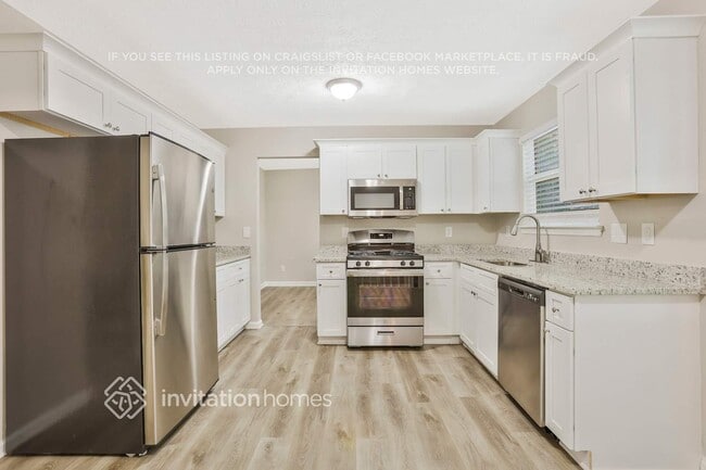 Building Photo - 690 Greenhedge Dr