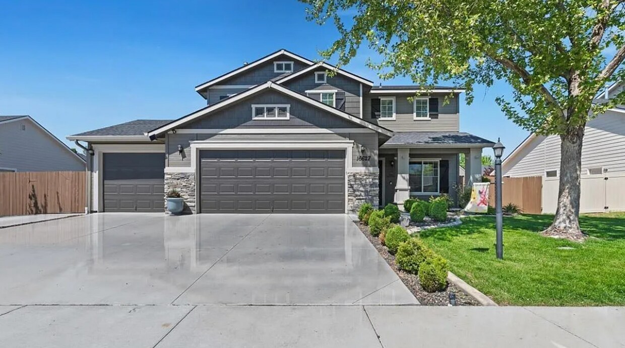 Foto principal - This home has it all!