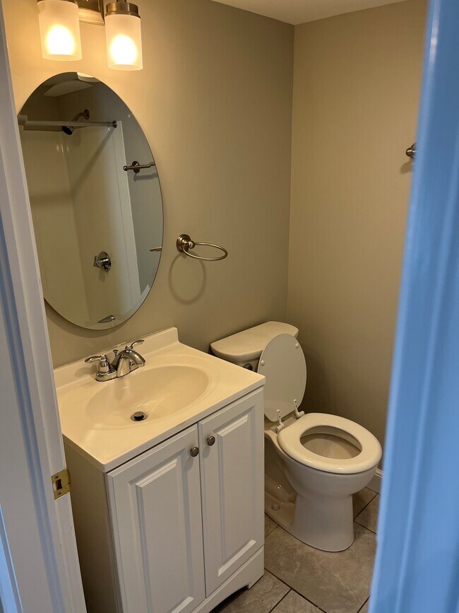 Baño moderno - 132 Main St