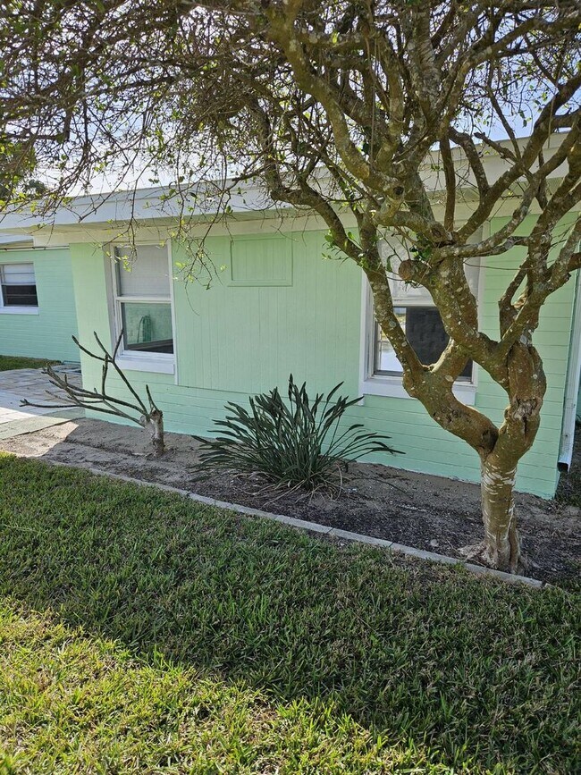 Building Photo - 3 bedroom 2 bath Single family home locate...