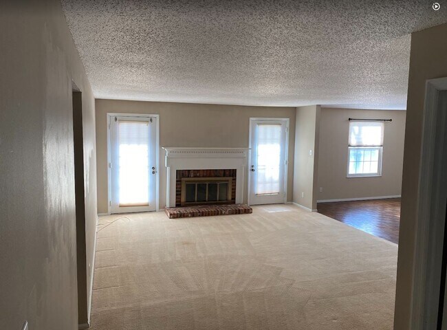 Sala de estar con chimenea - 15046 Claymoor Ct