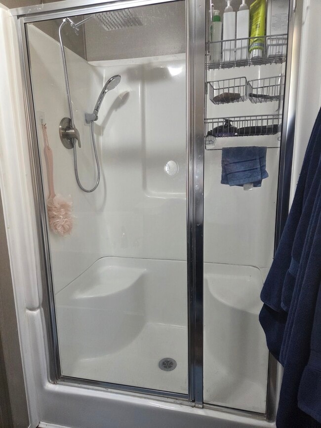 Ducha a ras de suelo en el dormitorio principal - 335 Hillcrest Ave