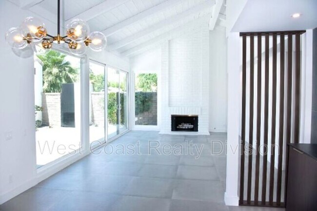 Building Photo - 2530 E Miramonte Cir