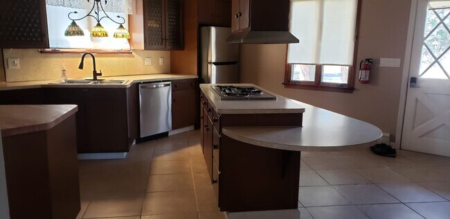 Cocina con New Dishwashwer, Referigerator - 301 N 1st Ave