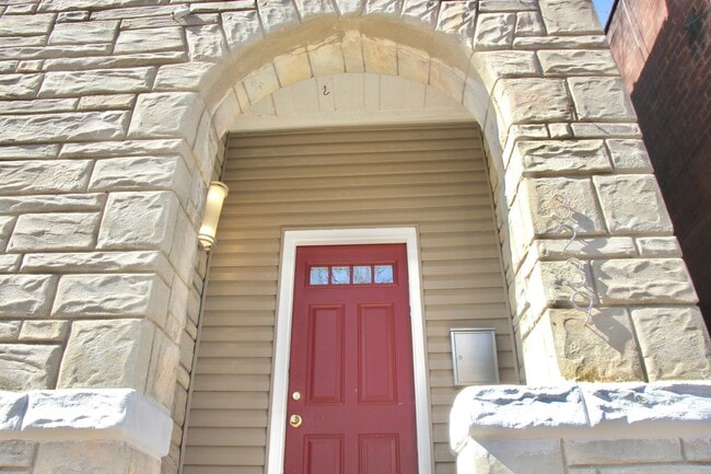 Building Photo - Beautifully Renovated 2 Bedroom 1 Bath SFD in Cherokee Arts District