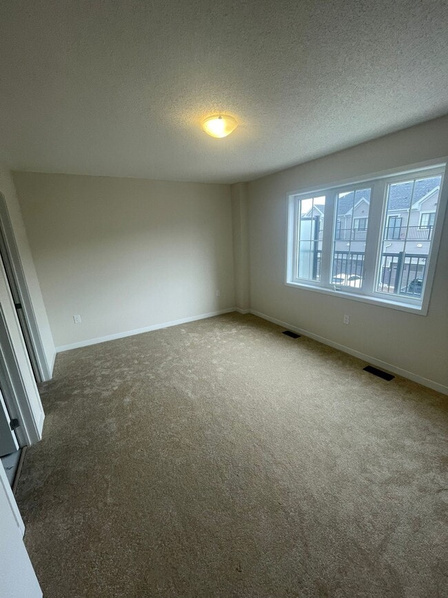 Building Photo - 43 Kingbird Cmn