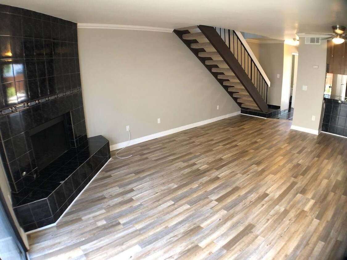 Foto principal - Remodeled Townhome with Garage and Yard in...