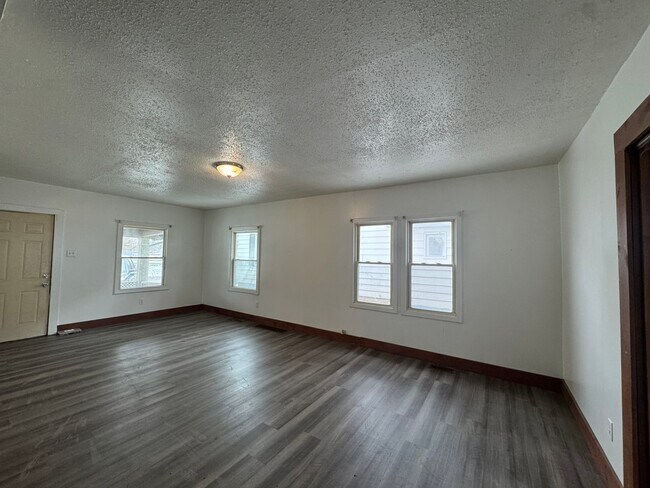 Foto del edificio - 1311 N Walnut Grove Ave