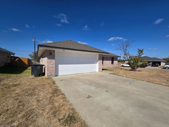 Building Photo - AVAILABLE NOW! RENT REDUCTION