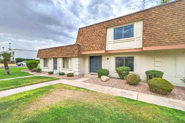 Building Photo - READY TO VIEW NOW! Spacious 3 Bed 2.5 Bath...