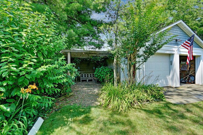 Building Photo - 1817 Fernwood Rd