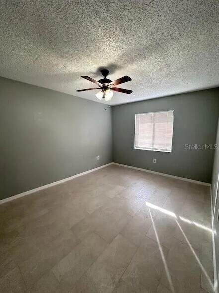 Foto del edificio - 90 Hidden Lake Dr