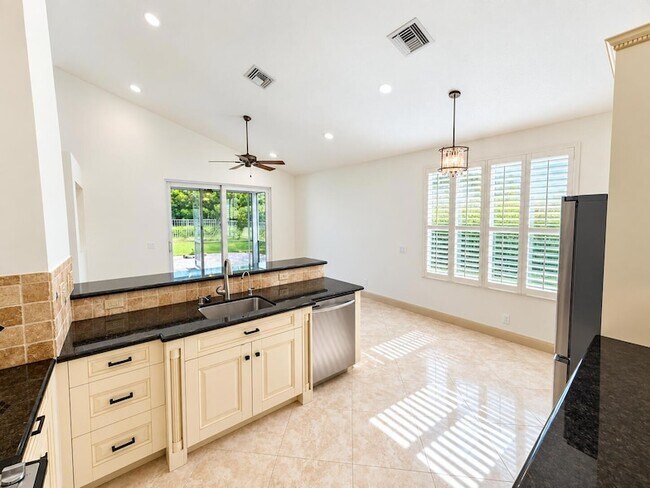 Foto del edificio - 6841 NW 81st Ct