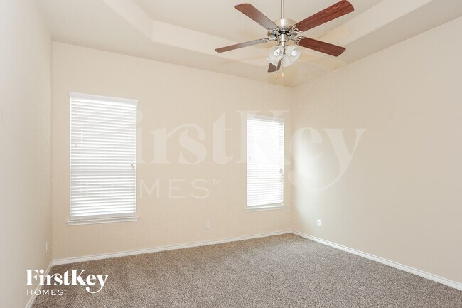 Foto del edificio - 921 Lake Cypress Ln