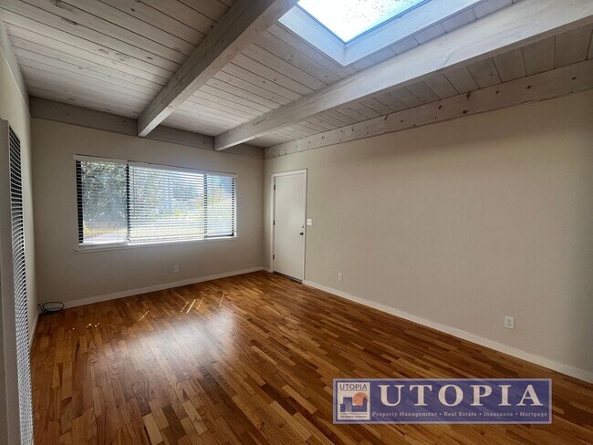 Foto del edificio - Adorable 1 bedroom, 1 bathroom triplex uni...