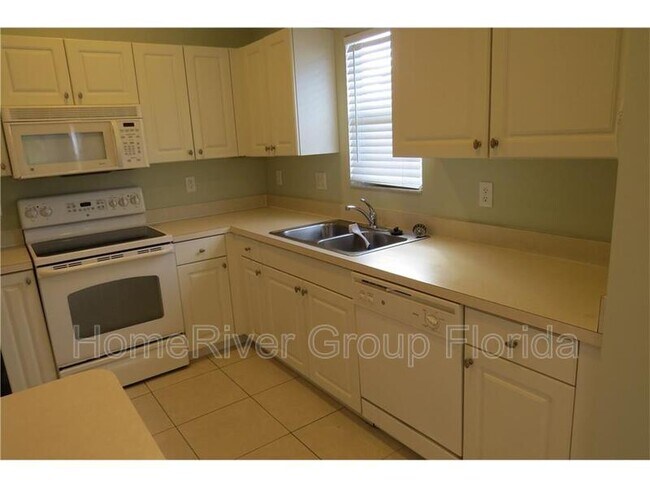 Foto del edificio - 2869 SW Versailles Terrace