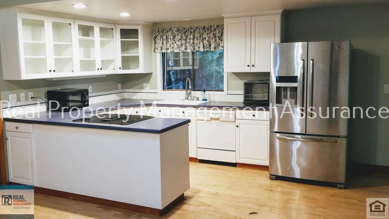 Primary Photo - Serene and Private 3 BR/2BA Ranch Style Ho...