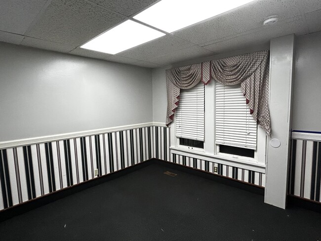 Building Photo - 313 S Hickory St