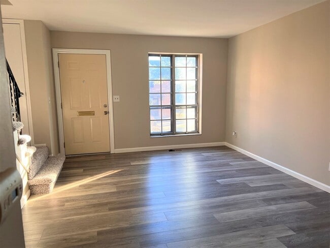 Building Photo - Updated 2 bedroom Townhome - University City
