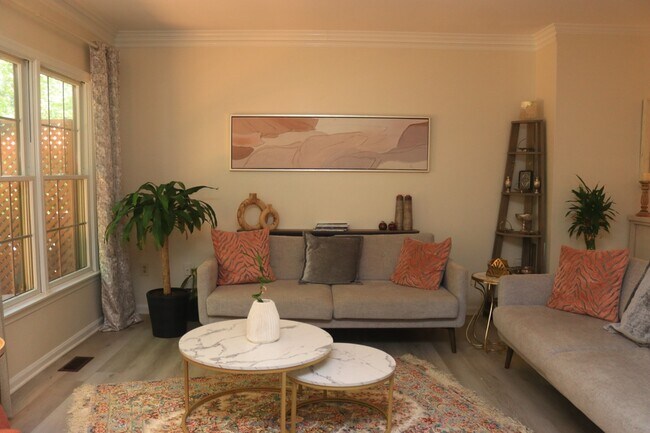 Foto del edificio - 6012 Loganwood Dr